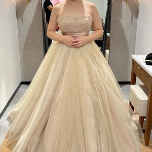 ウエストのピンクのリボンがかわいいベージュドレス