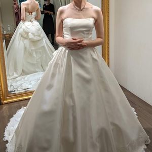 ロングトレーンが映えるシンプルドレス
