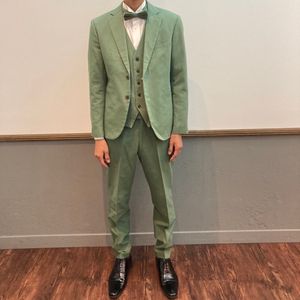 シンプルでカジュアルなカラー。カラードレスとも合わせやすい。