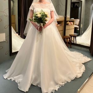 レースととろみ感が魅力的なドレス