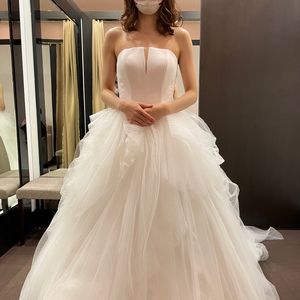 胸元のVネックが目を引くオシャレなメリハリドレス