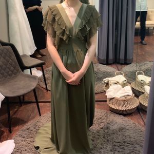 2次会やカジュアルな会場などの場面で活躍しそうなカラードレス