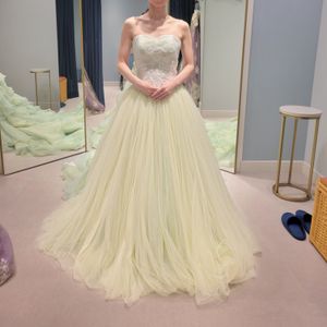 シンプルに見えますがバックはデザインかわいいですが甘すぎない