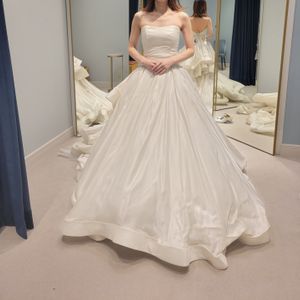 長い間いろんな花嫁様に人気のあるドレスだそうです