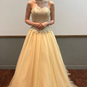 マイルドイエローのナチュラルドレス