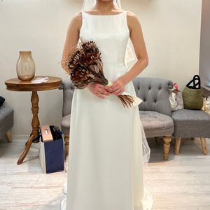 前後でデザインが大きく変わるドレス