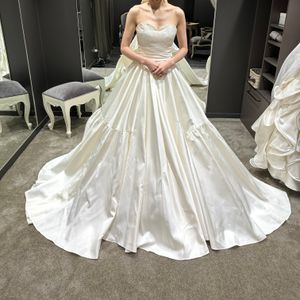 華やかで可愛らしい、シルクドレス
