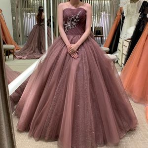 くすみピンクの大人可愛いカラードレス
