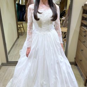 シンプルでクラシカルなドレス