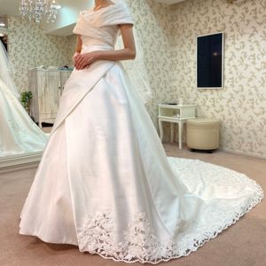 胸元と裾のデザインが特徴的なドレスです