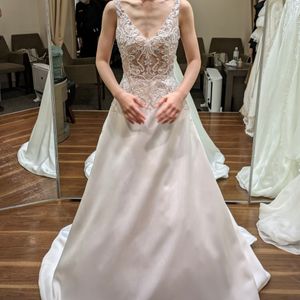 胸と背中がざっくりあいた大人っぽいドレス