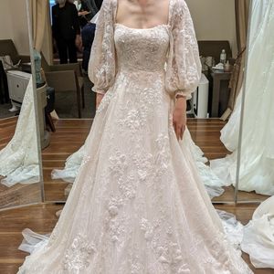 クラシカルなヨーロッパな雰囲気の珍しいシルエットのドレス