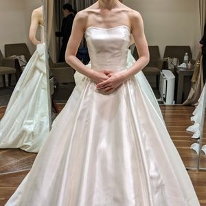 後ろのリボンをアクセントとした、王道のドレス