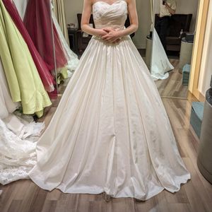 シンプルで王道な作りで、比較的安価なドレス