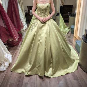 ナチュラルグリーンのシンプル可愛いドレス
