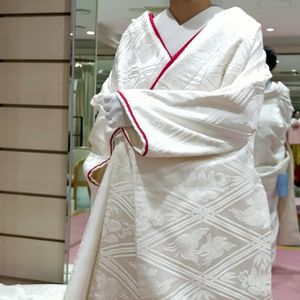 赤いラインがスタイリッシュな白無垢