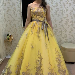 原色に近い黄色ドレス