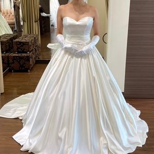 シンプルだけどオプションのボレロで雰囲気が変えられる！