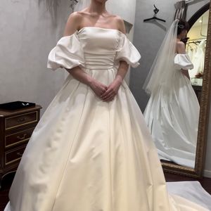 パフスリーブが可愛い王道ウェディングドレス