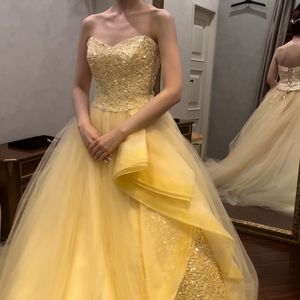 アシンメトリーなチュールデザインがかわいいイエロードレス