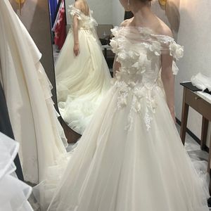 花びらがついたふわふわドレス