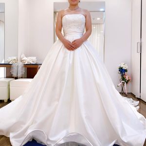 裾のカールが可愛いウェディングドレス