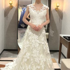 リーフ柄でナチュラルな雰囲気のウェディングドレス