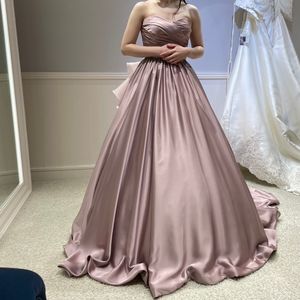 深みピンクのツヤ感ドレス