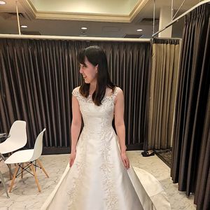 くるみボタンが可愛いクラシカルなウェディングドレス