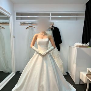 シンプルなサテンドレス