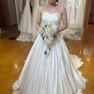 サテンの艶が素敵なドレス