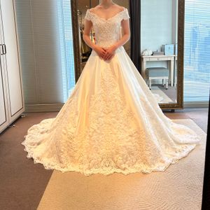 胸元のビーズ刺繍が美しいドレス