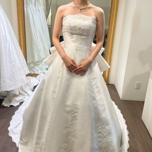 胸元が特徴的な