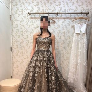 大人っぽいクラシカルなデザインのドレス