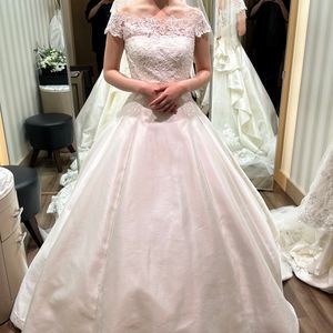 一見シンプルだがバックスタイルが素敵なドレス