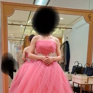かわいいピンクドレス