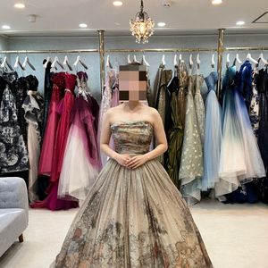 個性的なレース花柄ドレス