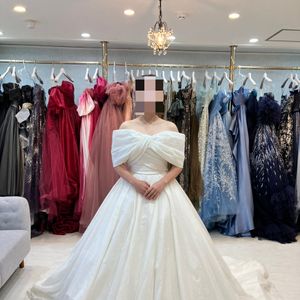 バックスタイルが美しいウエディングドレス
