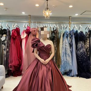 オトナ女子に似合うワインレッドドレス