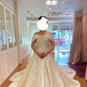 クリーム色の大人かわいいドレス」大人っぽい雰囲気のドレスです