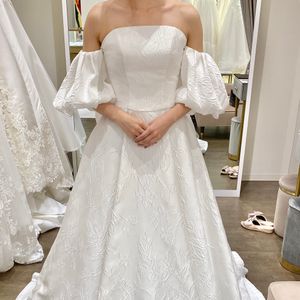 おしゃれで個性的なドレス