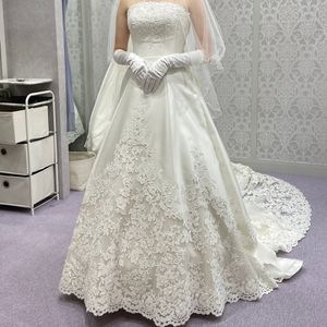 クラシカルなウェディングドレス