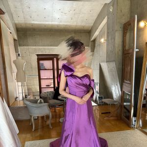 特別感あるパープルドレス