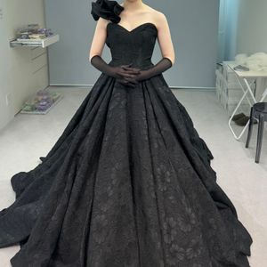 個性的なブラックドレス