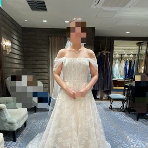 チュールと刺繍が美しいドレス