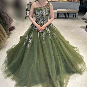 ワンショルダーのおしゃれドレス