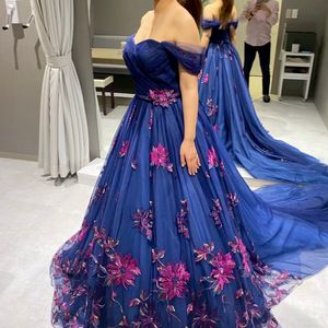 ピンクの花の刺繍が映える