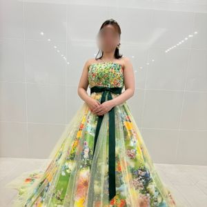 グリーン基調で暖色のお花が散りばめられたカラフルなドレス
