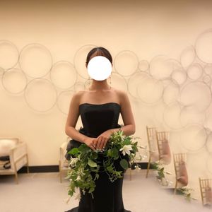 腰元のフリルが他と被らないのが魅力的なブラックドレス