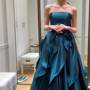 フリルがかわいらしいドレス